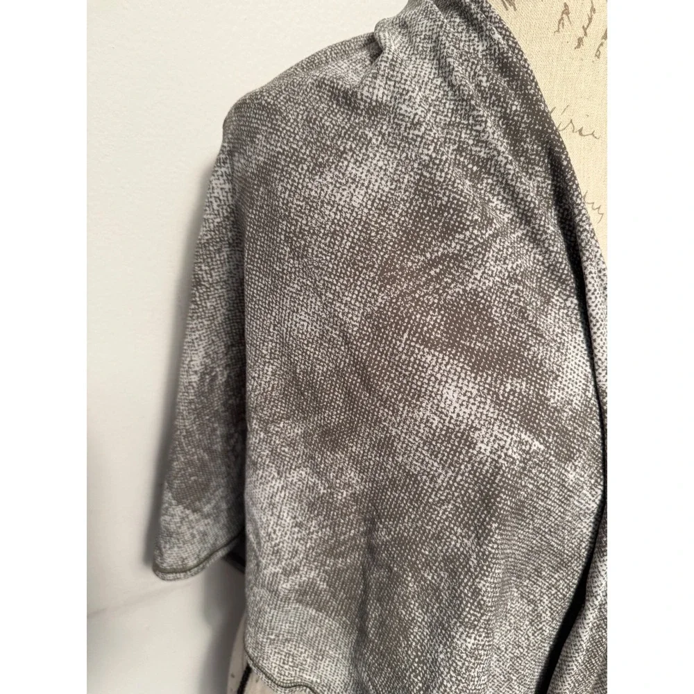 Lululemon Grey White Textured Knit Wrap Scarf Poncho One Size OS‎ Anti-Odor